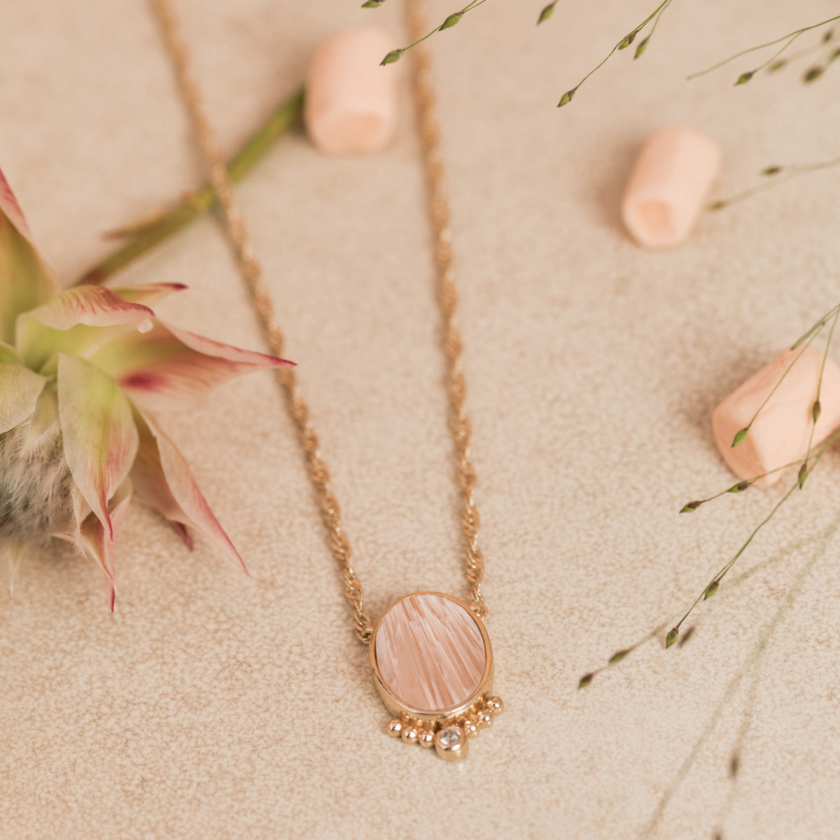 Collier Sophie Scolecite Orange.