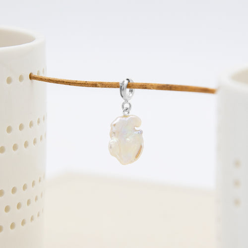 Pendentif Grande Goutte Perle blanche.